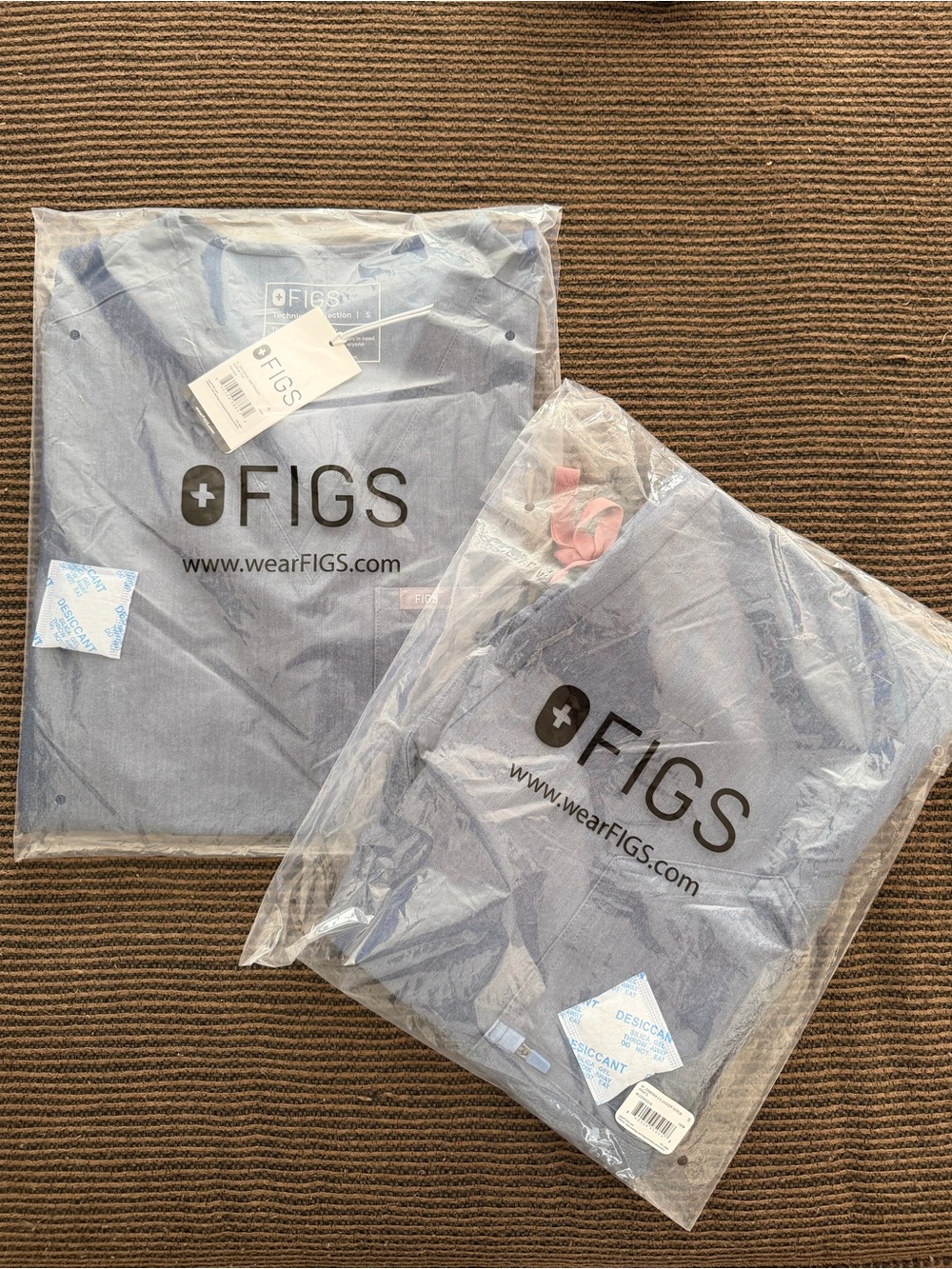 FIGS Women’s in Denim Scrub Set V-neck Top Size S, Joggers Size S New With Tags - Picture 8 of 8
